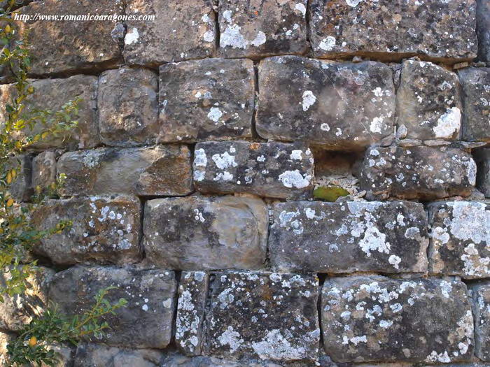 DETALLE DEL LADO NORTE ABSIDAL. MECHINAL EDIFICATIVO